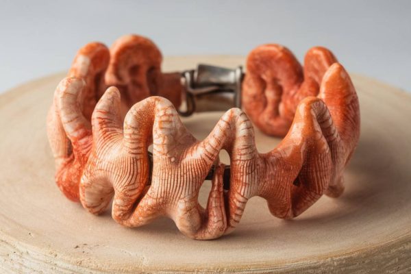 jaspe corail : une pierre fossile aux nuances chaleureuses en bracelet jaspe corail : une pierre fossile aux nuances chaleureuses en bracelet