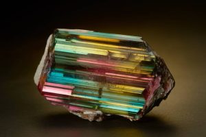 tourmaline multicolore : vertus et secrets d'une pierre fascinante