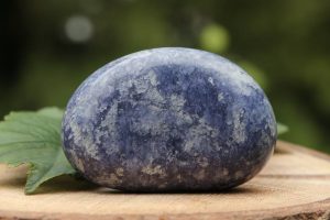 lépidolite : une pierre aux vertus apaisantes en lithothérapie