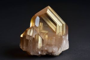 quartz rutile doré : une pierre éclatante aux multiples vertus