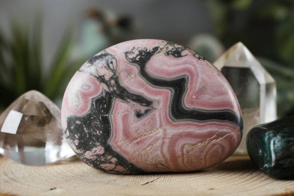 rhodonite : pierre aux vertus et propriétés apaisantes rhodonite : pierre aux vertus et propriétés apaisantes