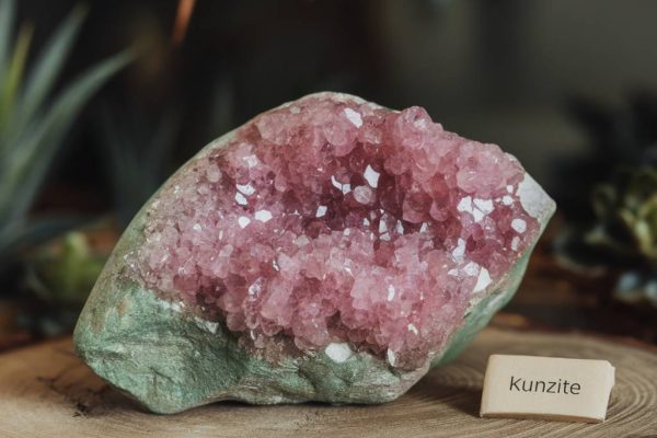 kunzite rose : vertus et bienfaits de cette pierre en lithothérapie kunzite rose : vertus et bienfaits de cette pierre en lithothérapie