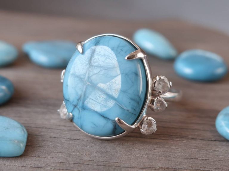 larimar : beauté et rareté d'une pierre bleue des Caraïbes