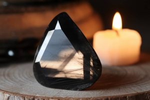 spinelle noir : vertus et bienfaits de cette pierre en lithothérapie
