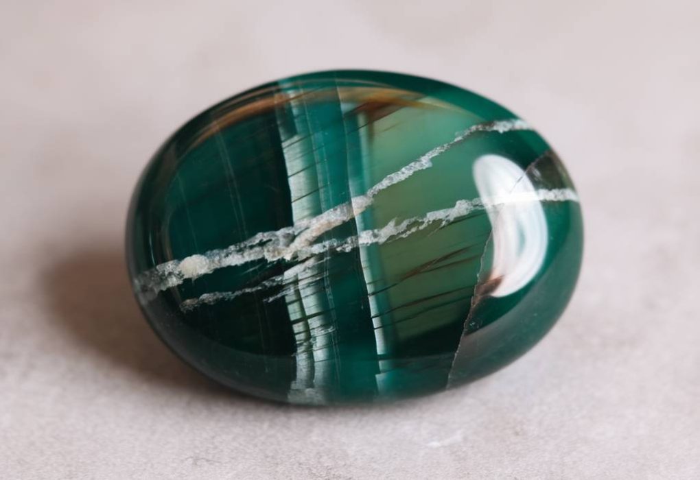 onyx : vertus, significations et bijoux en cette pierre mystérieuse