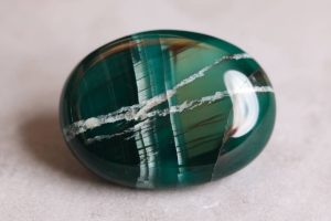 onyx : vertus, significations et bijoux en cette pierre mystérieuse