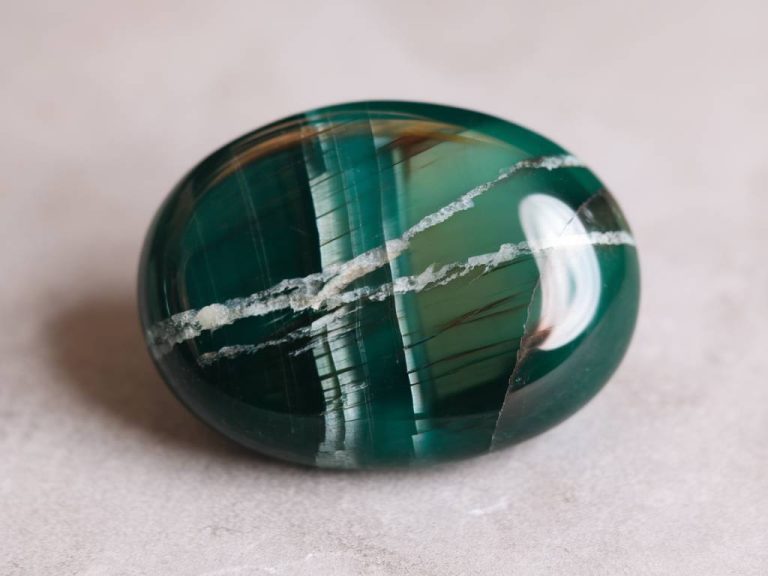 onyx : vertus, significations et bijoux en cette pierre mystérieuse