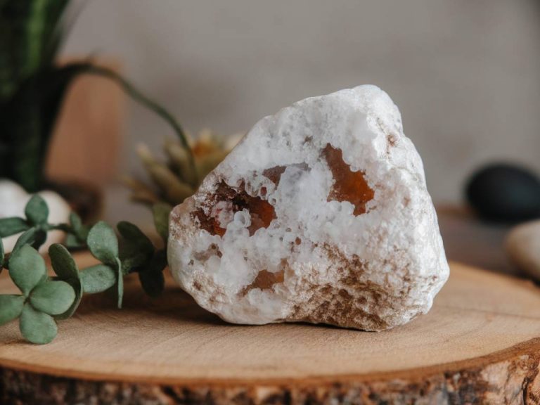 howlite : pierre blanche en lithothérapie et ses bienfaits