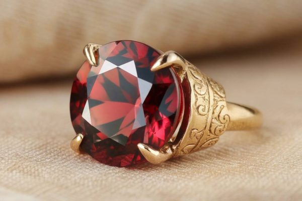 grenat : tout savoir sur cette pierre rouge et sa valeur en carat grenat : tout savoir sur cette pierre rouge et sa valeur en carat