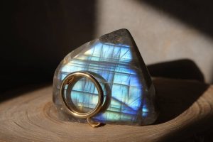 labradorite : découverte de cette pierre et de ses vertus fascinantes