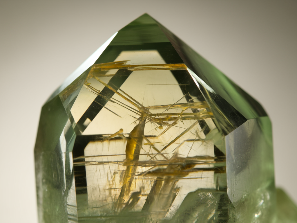 Une pierre aux inclusions mystérieuses : comment se forme le quartz vert fantôme ?